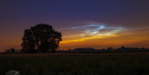 Chmury sięgające granicy kosmosu. Można je oglądać nad północnym horyzontem