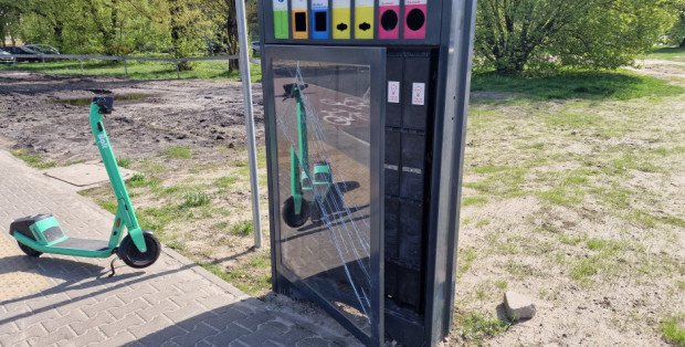 Częściej są w naprawie, niż działają. Wandale niszczą stacje na elektroodpady na Bielanach