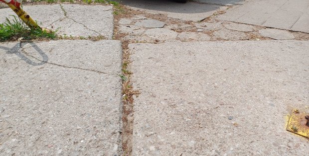 Niebezpieczna droga do żłobka. Będzie remont dziurawego i pokrzywionego chodnika?