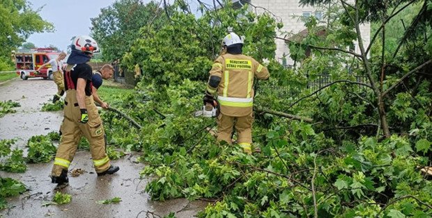 Zerwany dach uderzył w kobietę. Strażacy po burzach na Mazowszu