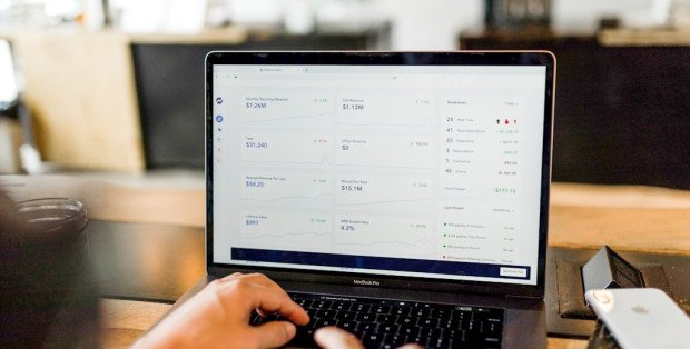 Automatyczne księgowanie faktur – połącz program do FV z usługą księgowości online