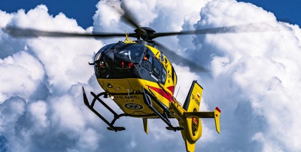 Konar drzewa spadł na wycieczkę szkolną. Trzy osoby w szpitalu