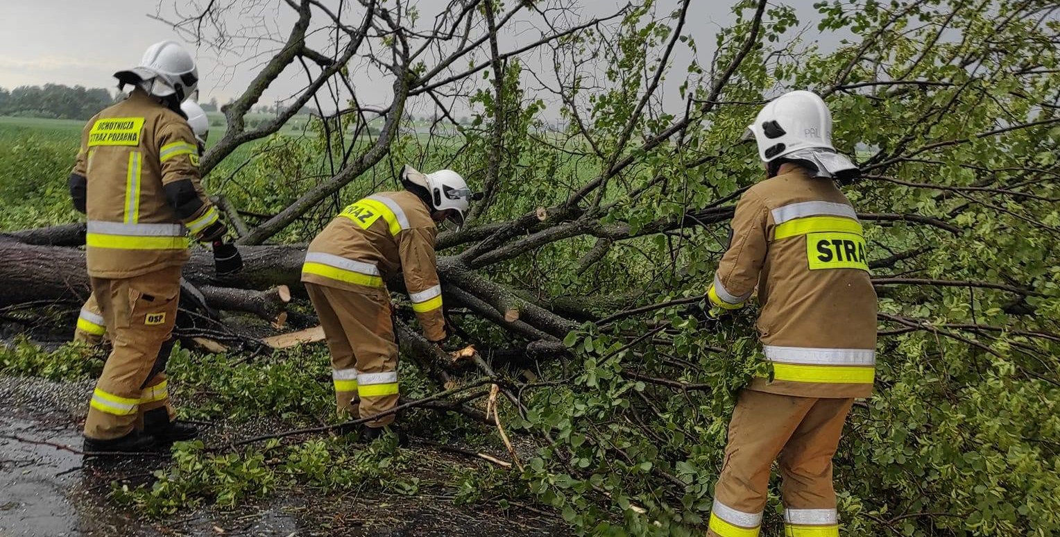 Burze na Mazowszu. Nie żyje kobieta, na którą spadł zerwany dach