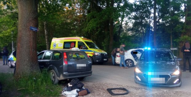 Poruszali się kradzionym autem. Zderzyli się z radiowozem