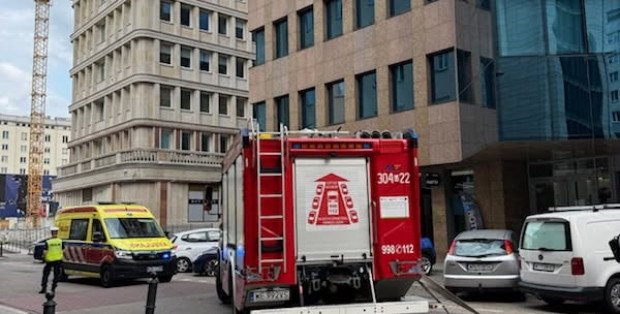 Ewakuacja na pl. Powstańców Warszawy. Na miejscu pracują pirotechnicy