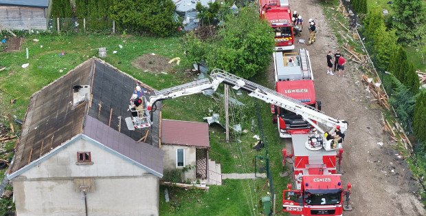 Nawałnica w Płocku i Drobinie. Strażacy usuwają skutki burzy, są nowe ostrzeżenia