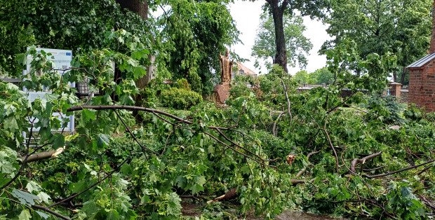 Wyszła podczas burzy, przygniótł ją fragment dachu. Jest śledztwo ws. śmierci 72-latki z pow. makowskiego