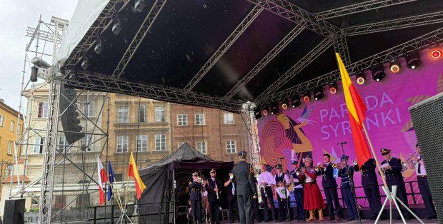 Hejnał warszawski w wykonaniu 17 trębaczy wybrzmiał na Placu Zamkowym