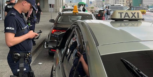 Niemal tysiąc interwencji i 500 mandatów. Policja sprawdza przewozy „na aplikację”
