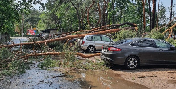 Ponad 100 interwencji strażaków w związku z burzami na Mazowszu. Jedna osoba jest ranna
