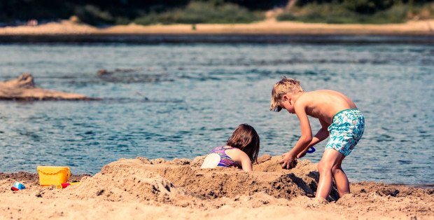 Jak bezpiecznie wypoczywać nad wodą? Policja przypomina najważniejsze zasady