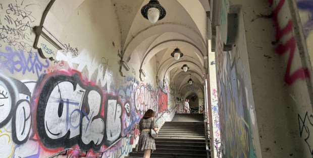 Bazgroły znikną z zabytkowych schodów mostu Poniatowskiego