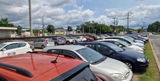 Co z parkowaniem przy stacji Warszawa Wesoła? Wykonawca tunelu zajmuje parking