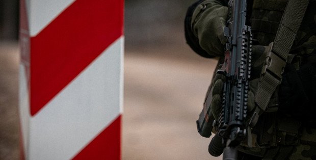 Oddał strzały ostrzegawcze w kierunku grupy migrantów. Jest akt oskarżenia ws. żołnierza