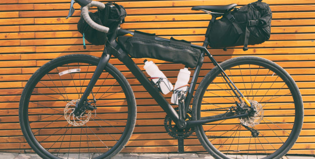 Gravel na wyprawy bikepackingowe – jak się spakować i jechać przed siebie?