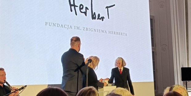 „Poezja pozwala ująć ekscytację, jaką przynosi myślenie”. A. Carson z Nagrodą Literacką im. Herberta