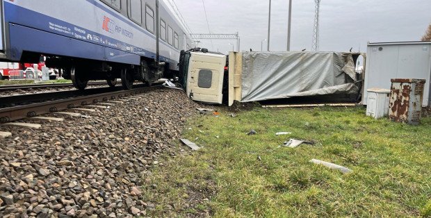 Zderzenie ciężarówki z InterCity. Nowe ustalenia ws. kierowcy, który machał do pociągu