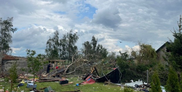 Są środki dla poszkodowanych przez nawałnicę. Wojewoda przekazał je gminie Drobin