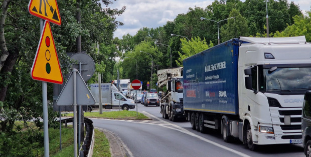 Całe wakacje z ruchem wahadłowym na drodze nad Zegrze. „Najgorzej to jest w piątek”