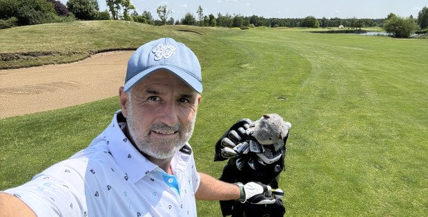 Dzień po podaniu się do dymisji na polu golfowym. „Pozdrawiam wszystkich”