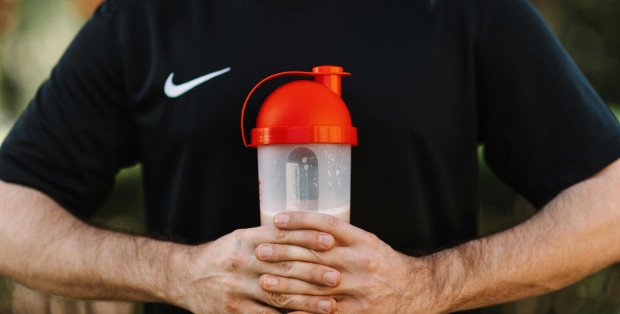 Kiedy najlepiej spożywać białko – rano, po treningu czy przed snem?