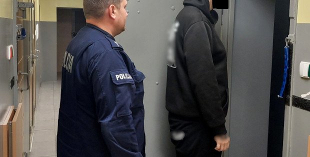 Atak na rowników medycznych i policjanta. 21-latek z zarzutami i dozorem