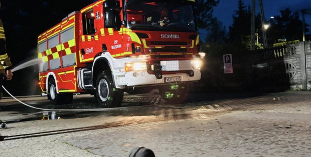 Wciąż trwa gaszenie pożaru lasu w Emowie. Na miejscu kilka zastępów strażaków