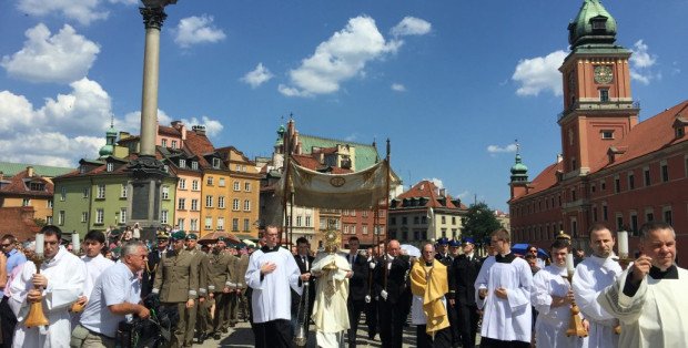 Procesje Bożego Ciała w Warszawie. Zmiany w komunikacji miejskiej [TRASY]