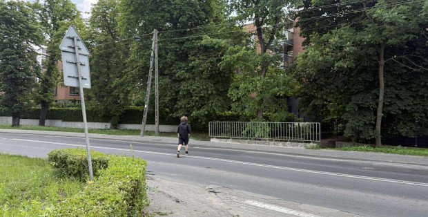 Niebezpieczna przeprawa przez jezdnię na Białołęce. Apel o budowę dodatkowego przejścia