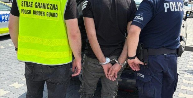 Przewozili nielegalnych imigrantów w bagażniku. Zostali zatrzymani na S17