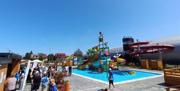Letnie baseny w Mińsku Mazowieckim już otwarte. Sa pływalnie, jacuzzi, a choćby plaża
