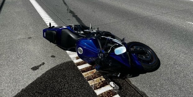 Motocykl wjechał w Ferrari. Wypadek na S7 w miejscowości Podole k. Grójca
