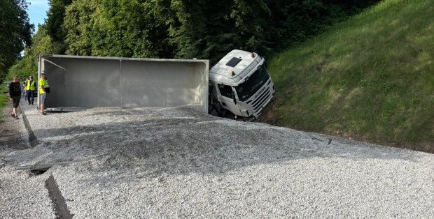 Duże utrudnienia na DW 754 w Solcu nad Wisłą. Na drogę wysypało się 20 ton żwiru
