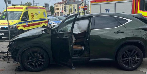 Wjechał w Instytut Lotnictwa, ranna pracownica placówki. Znamy okoliczności wypadku