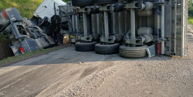 20 ton żwiru na drodze w powiecie lipskim. Policja o przyczynach wywrócenia ciężarówki