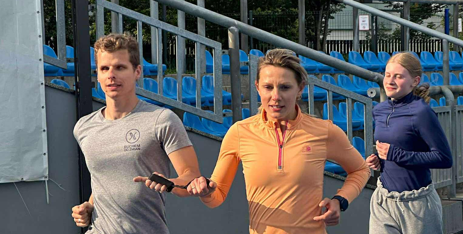 Zajęcia dla niewidomych z paraolimpijczykiem. „Ruchem do zmian” na Podskarbińskiej