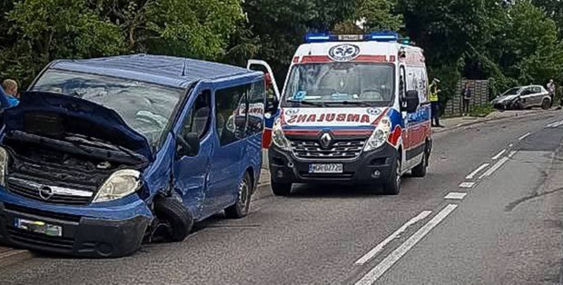 Wypadek w Mniszewie koło Kozienic. Cztery osoby w szpitalu, droga zablokowana