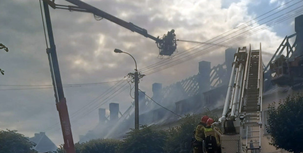 Trwa zbiórka darów dla pogorzelców z Mławy. W pożarze dach nad głową straciło 70 osób