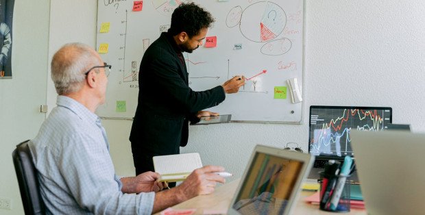 Praca w korporacji czy w małej firmie – gdzie lepiej zacząć karierę?