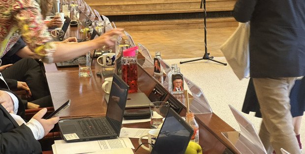 Przynieśli na sesję Rady Warszawy „małpki”, by przypomnieć o tzw. nocnej prohibicji