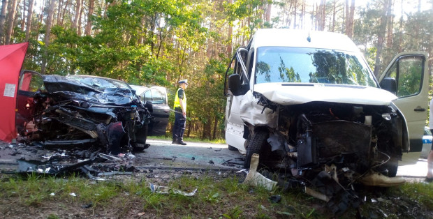 Czołowe zderzenia busa z osobówką. Jedna osoba nie żyje, trzy zostały ranne