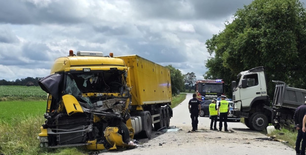 Czołowe zderzenie dwóch ciężarówek. Nie żyje 56-letni kierowca