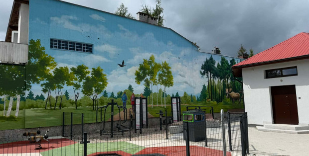 Mural bramą do Kampinoskiego Parku Narodowego [ZOBACZ]