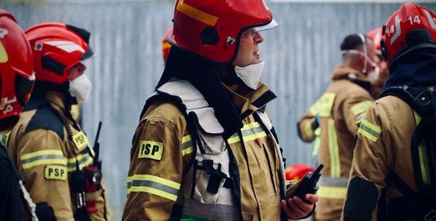 Ogień w hali magazynowej w Kałuszynie. Trwa akcja straży pożarnej