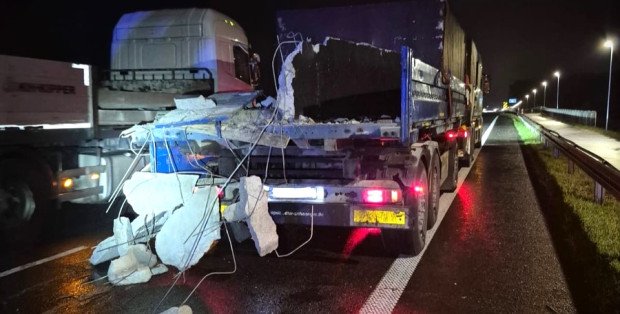 Kilkutonowe szambo runęło z ciężarówki na jezdnię koło Radomia