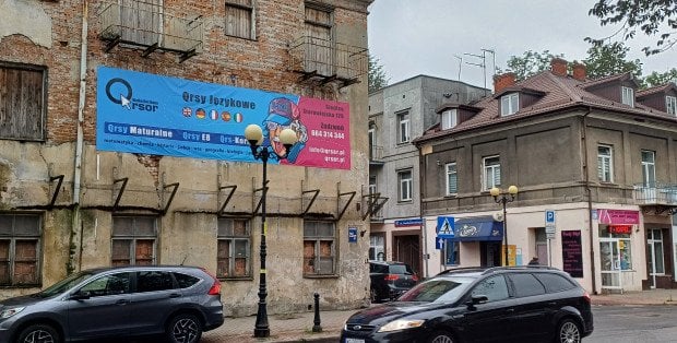 Tynk z zaniedbanych kamienic spada na chodniki. „To trzeba zgłaszać”