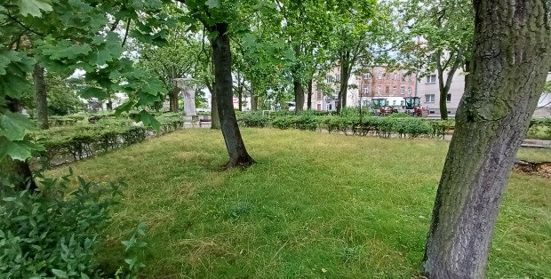 Pijani na miejskich skwerach plagą miasta. „Leżą na ławkach, czasem zaczepiają”