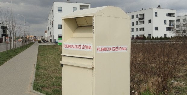 Kilkadziesiąt tysięcy pojemników PCK ma zniknąć. Co z używaną odzieżą?