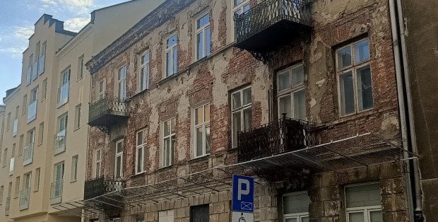 Remont XIX-wiecznej kamienicy przy Małej. Mają tam powstać mieszkania komunalne