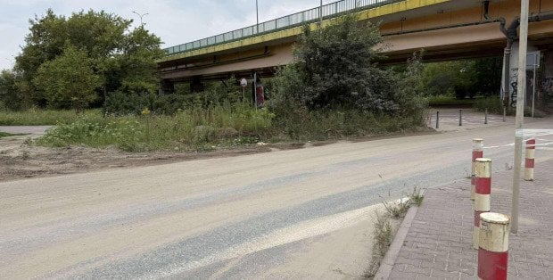 Krajobraz jak po burzy piaskowej. Niebezpiecznie na Wale Zawadowskim